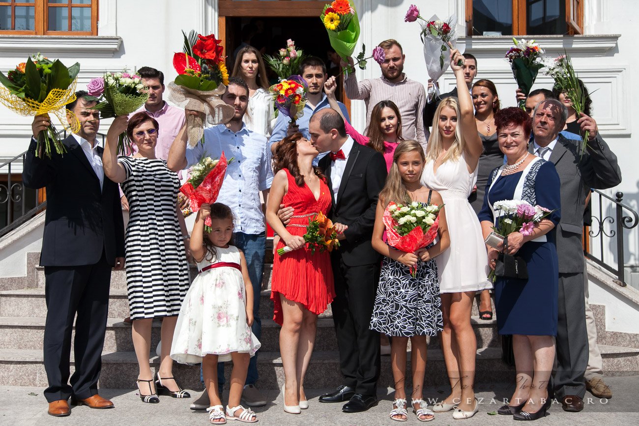 Bucuria invitaților și sărutul mirilor trepte primărie