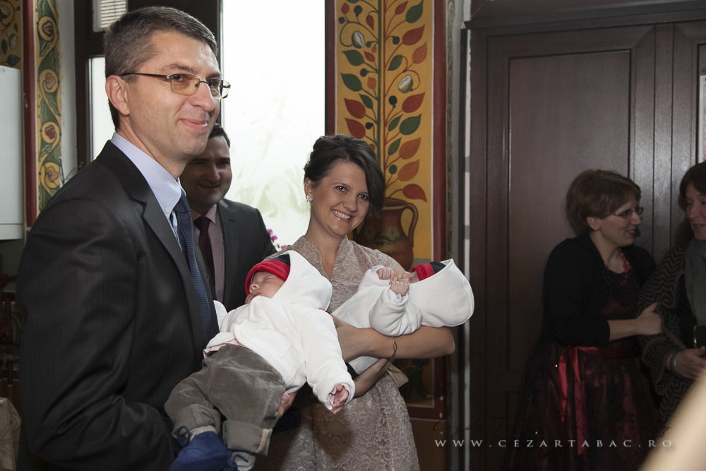 Botez Gemeni Luca Mihai & Vlad Gabriel — Dublă Bucurie în Familie - Cadrul 3 fotograf botez Cezar Tabac Bucuresti