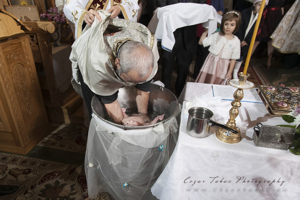 Botez Gemeni Luca Mihai & Vlad Gabriel — Dublă Bucurie în Familie - Cadrul 16 fotograf botez Cezar Tabac Bucuresti