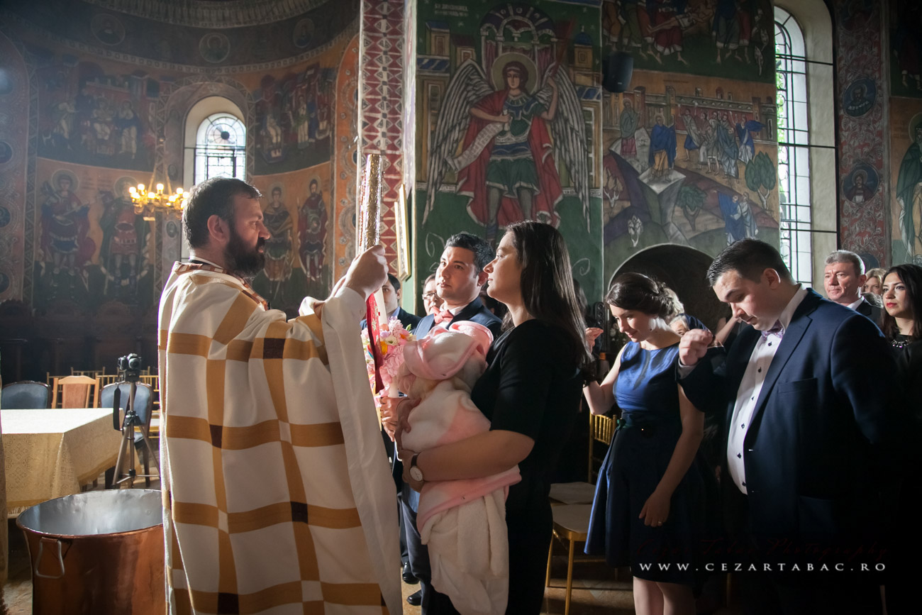 Portret bebelus la biserica